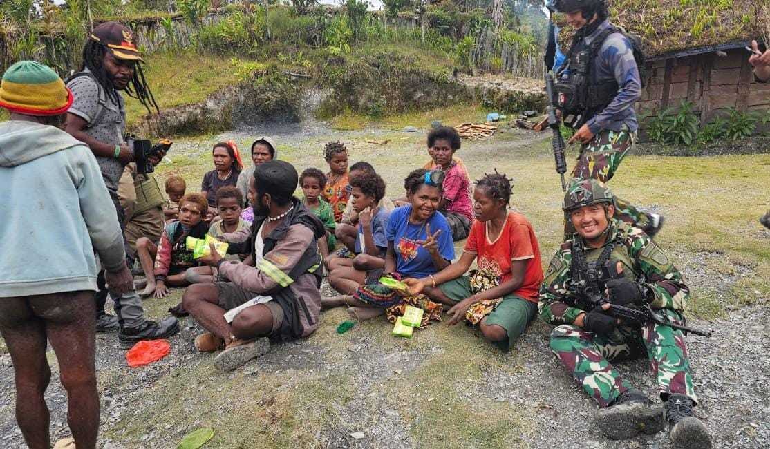 Patroli Honai Tebarkan Kedamaian, Satgas Yonif 509 Kostrad Bagikan Bantuan Door To Door