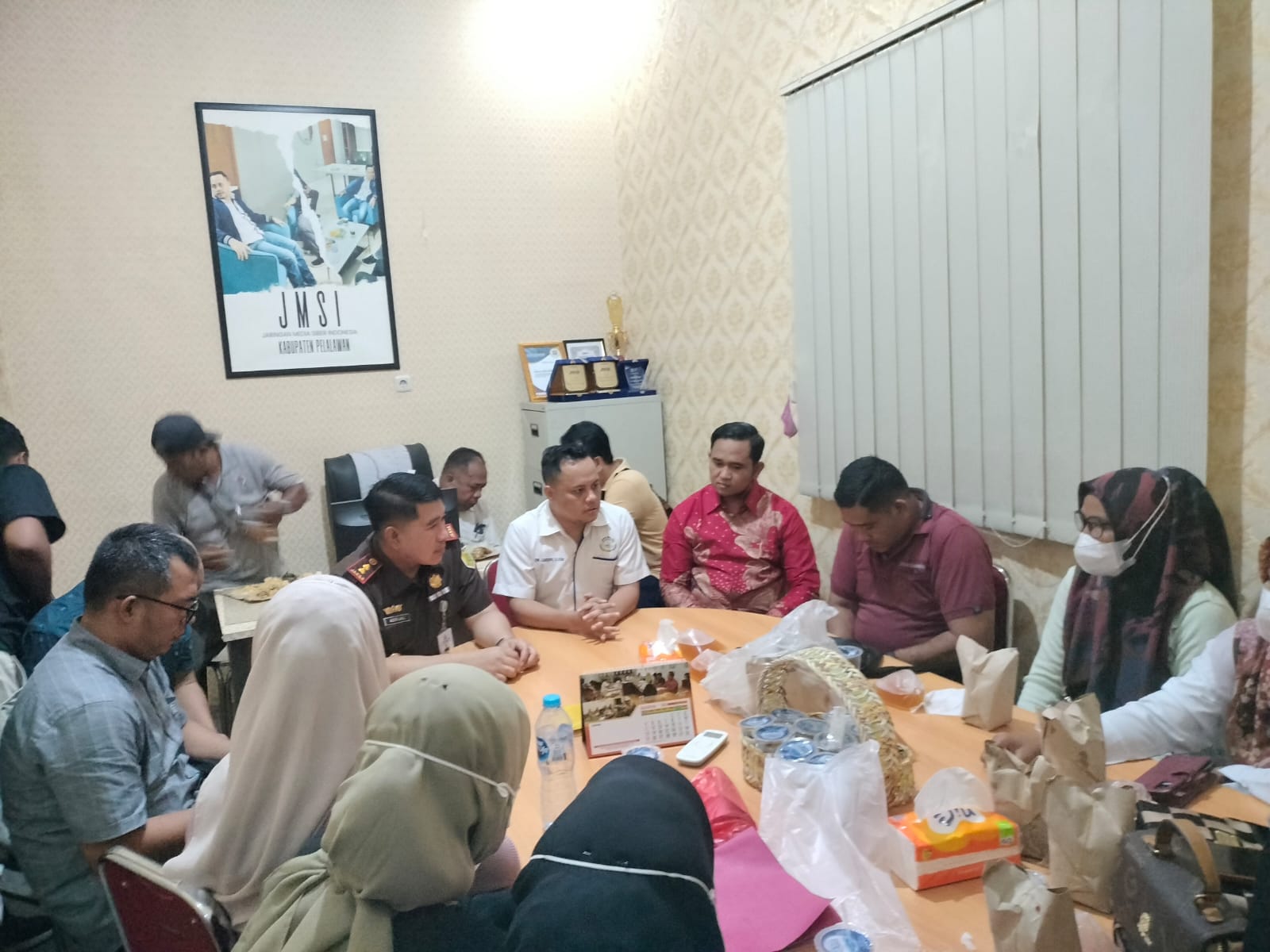 Kunjungi Kantor JMSI, Kejari Pelalawan Temui 34 Korban Penipuan SK Honorer Oleh Oknum PNS Disdikbud Pelalawan