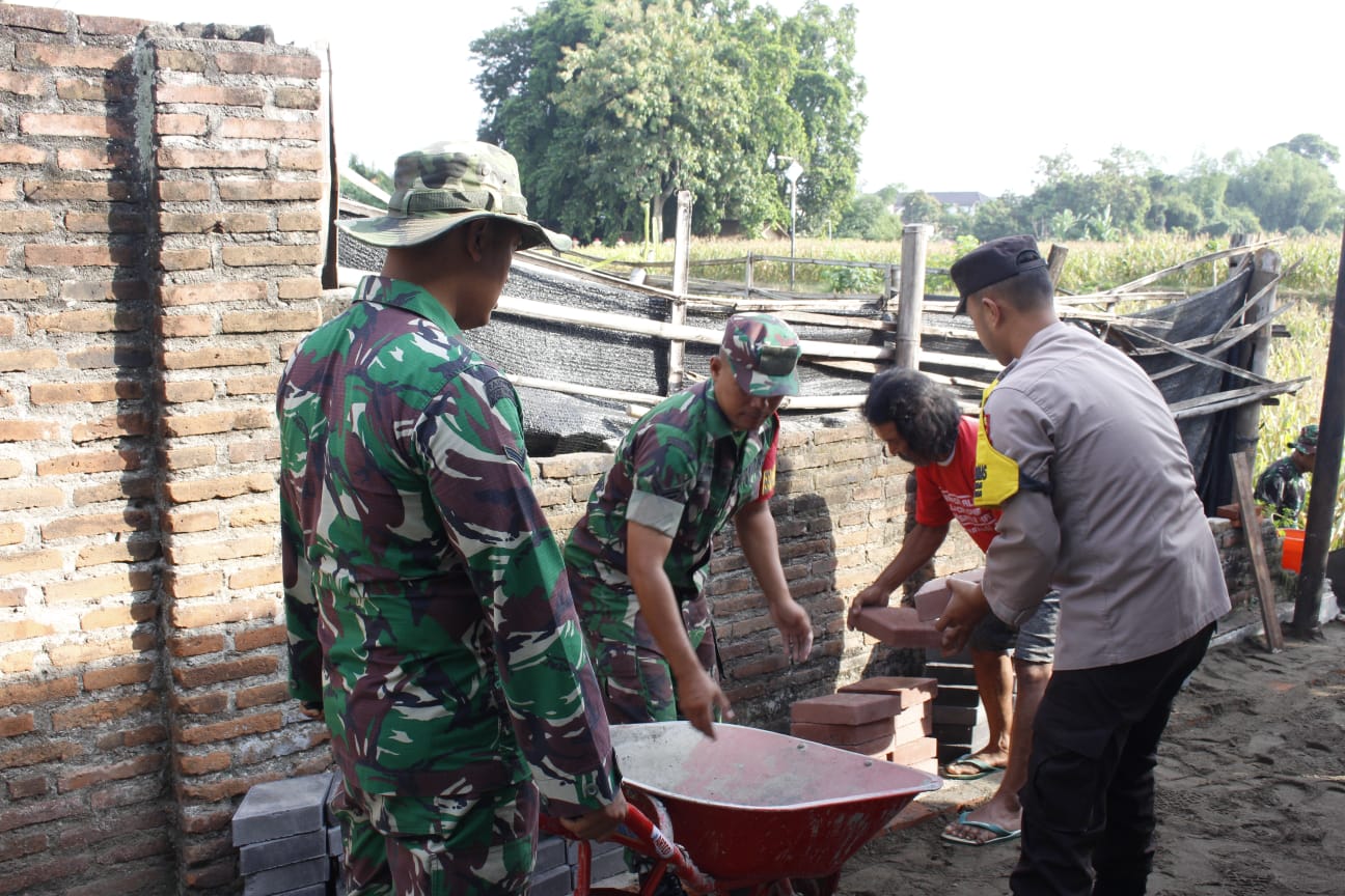 Bersama Tiga Pilar, Babinsa Koramil 0808/20 Sananwetan Gelar Karya Bhakti