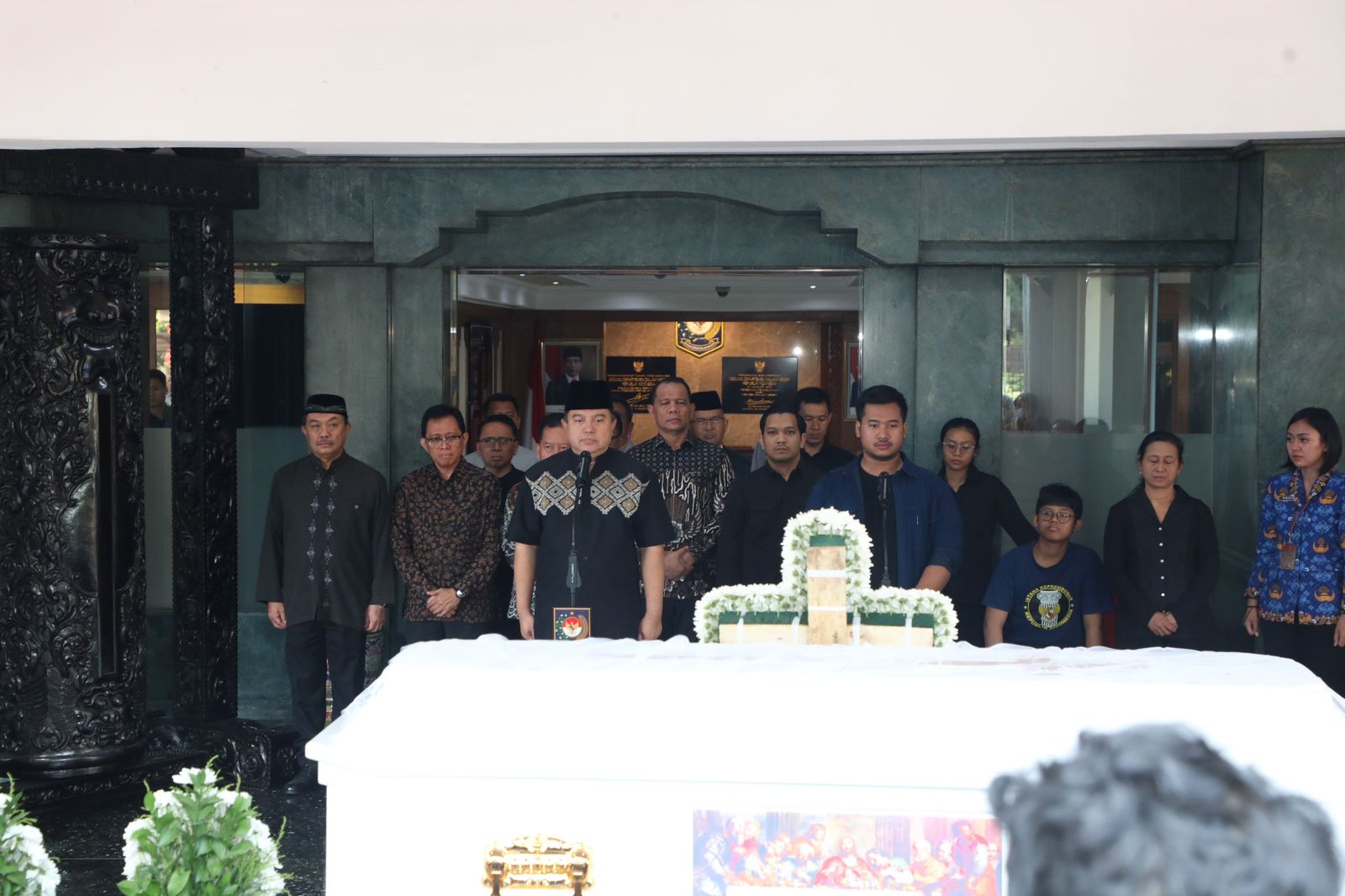 Lepas Jenazah Almarhum Eko Prasetyanto, Plt. Sekjen Kemendagri Sampaikan Duka Mendalam Lepas Jenazah Almarhum Eko Prasetyanto, Plt. Sekjen Kemendagri Sampaikan Duka Mendalam