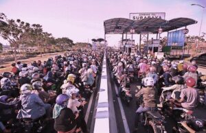 Tradisi Toron Madura,Warga Padati Akses Jembatan Suramadu