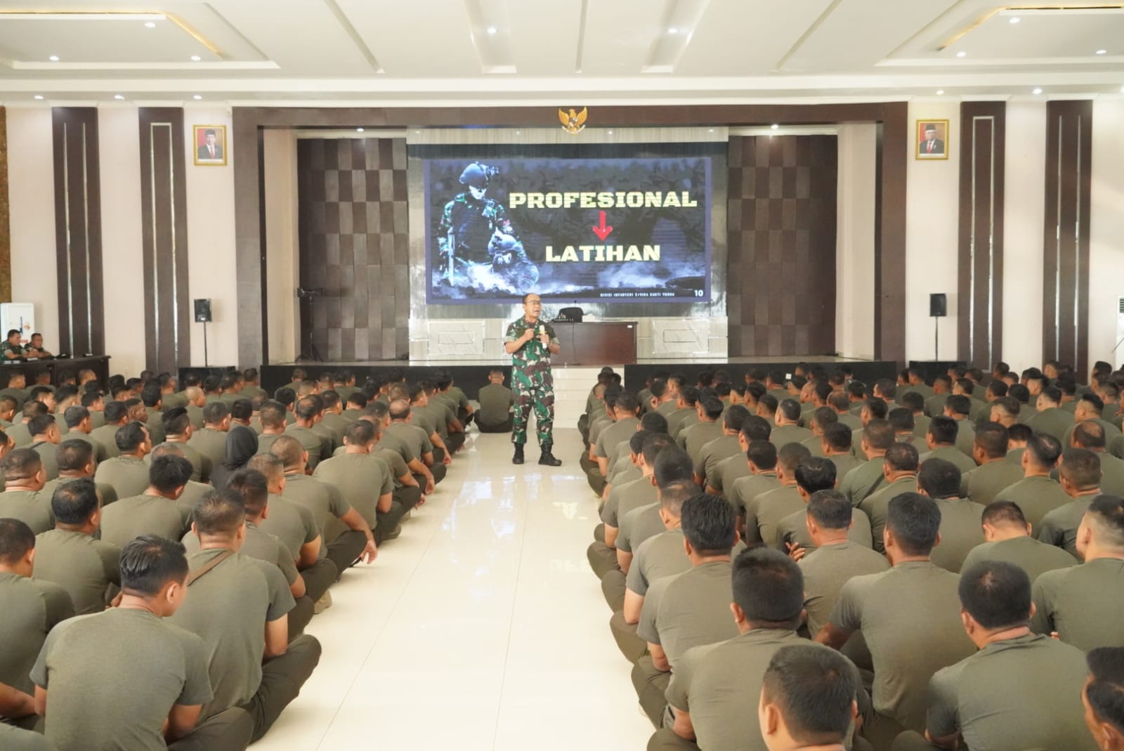 Terus Cecar Prajurit, Pangdivif 2 Kostrad Berikan Pengarahan Kepada Seluruh Prajurit Satuan Dalam Madivif 2 Kostrad