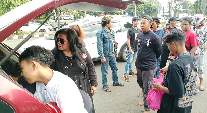 Jurnalis Berbagi Kaum Duafa dan Anak Jalanan di Depan Subdenpom III/I-3 Cibinong