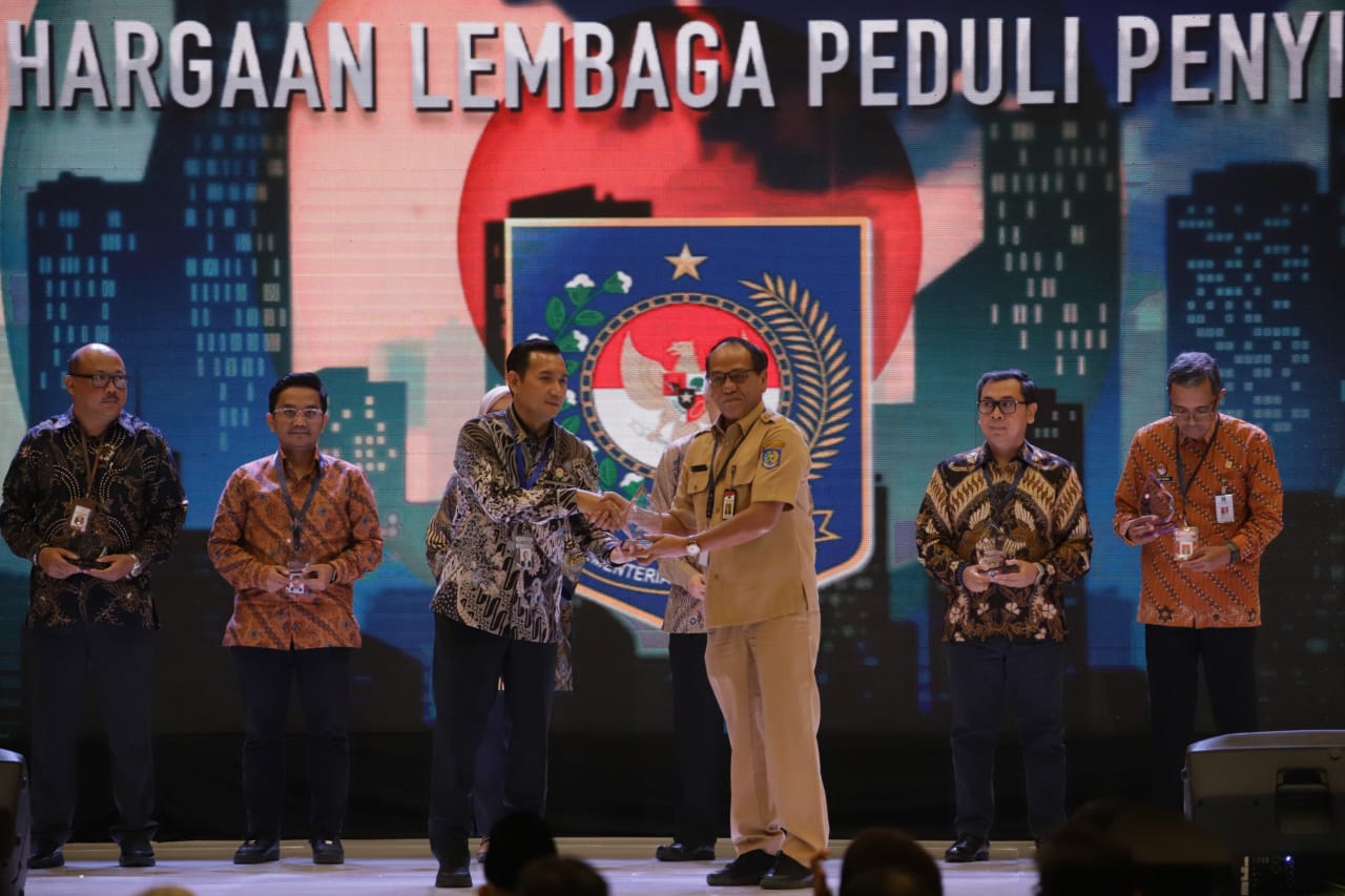 Kemendagri Terima Penghargaan Lembaga Peduli Penyiaran dari KPI