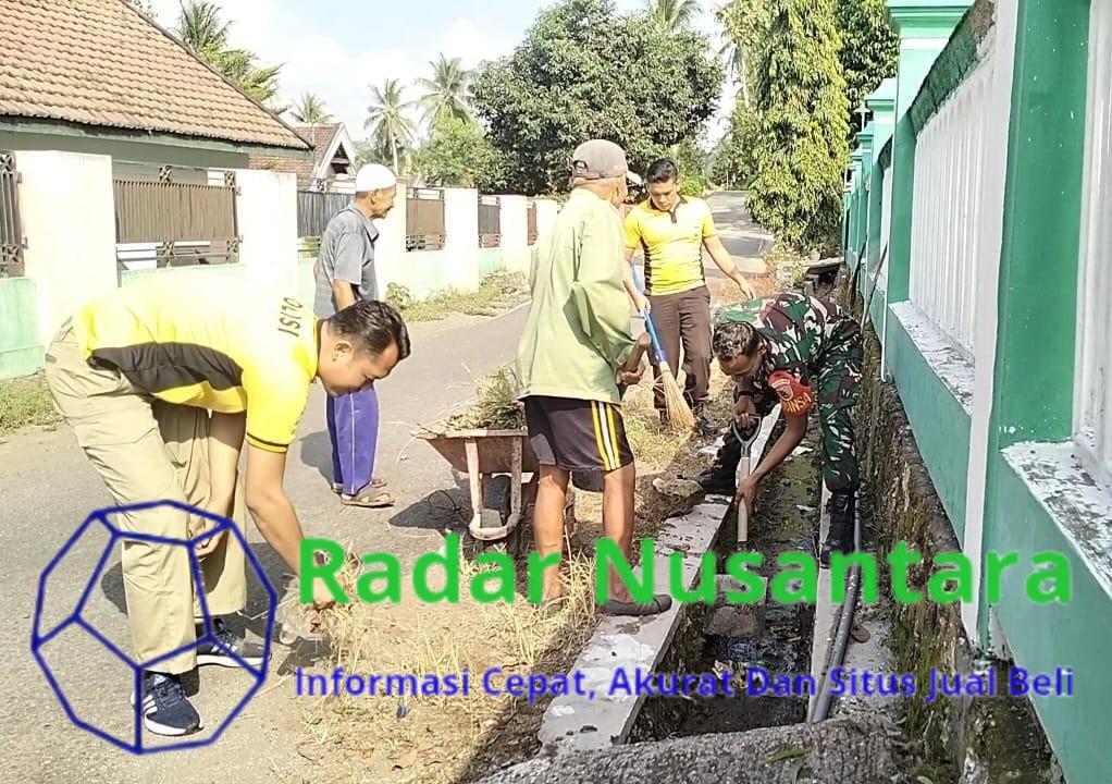 Solid, Serda Fendi Bersama Bhabinkamtibmas Dan Warga Pulerejo Bersihkan Lingkungan