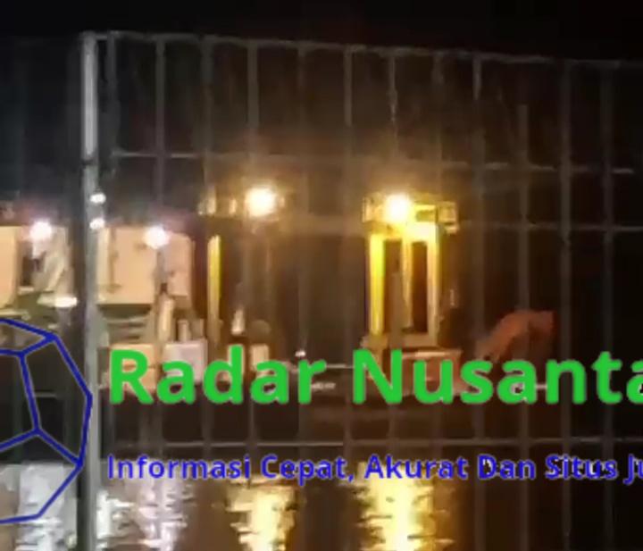 Satu buah Alat Berat Kobelco di muat pakai kapal Roro