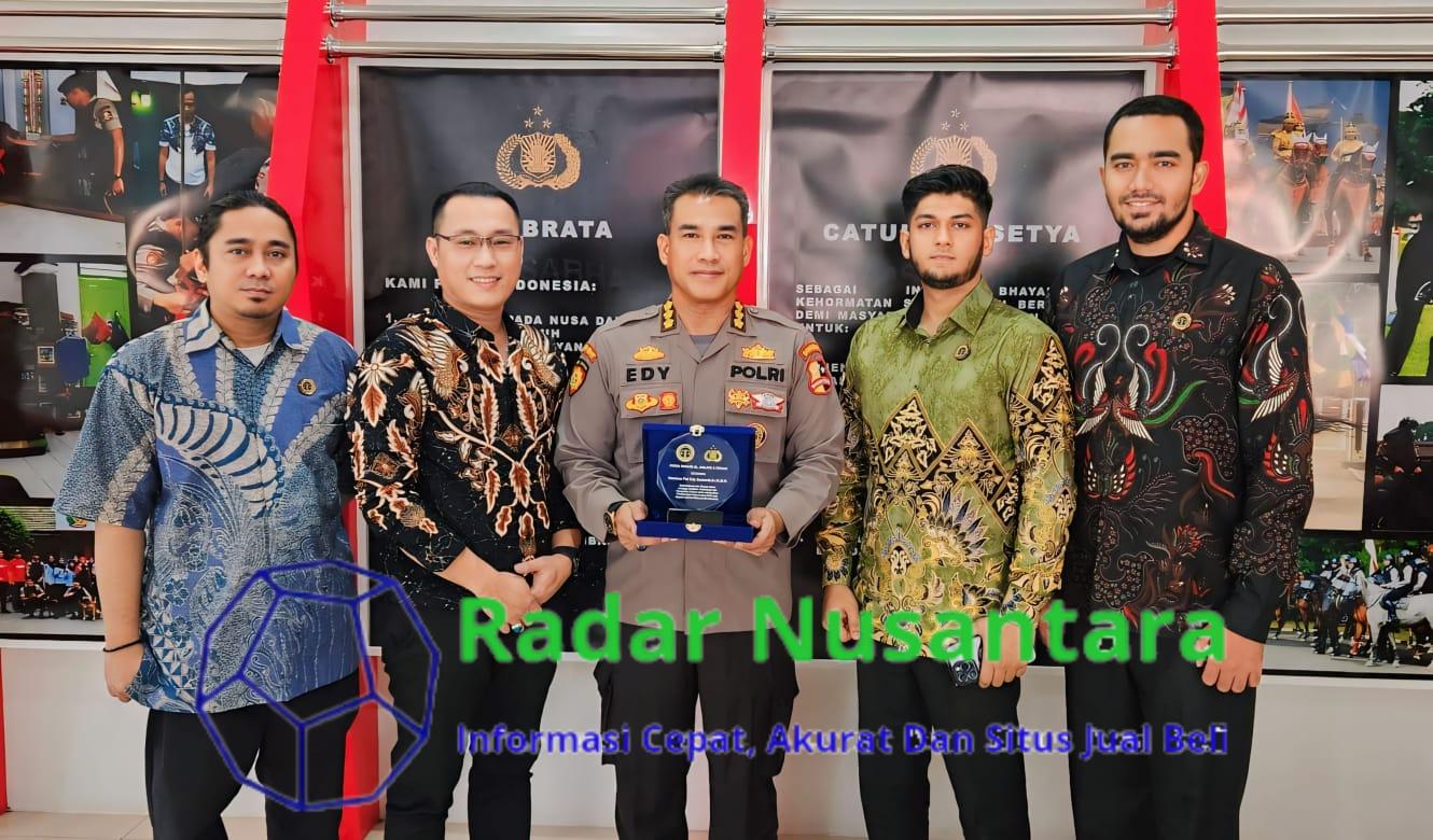 Firma Hukum Al Jailani & Rekan Serahkan Plakat Kepada Kombes Pol Edy Sumardi S.I.K.,MH