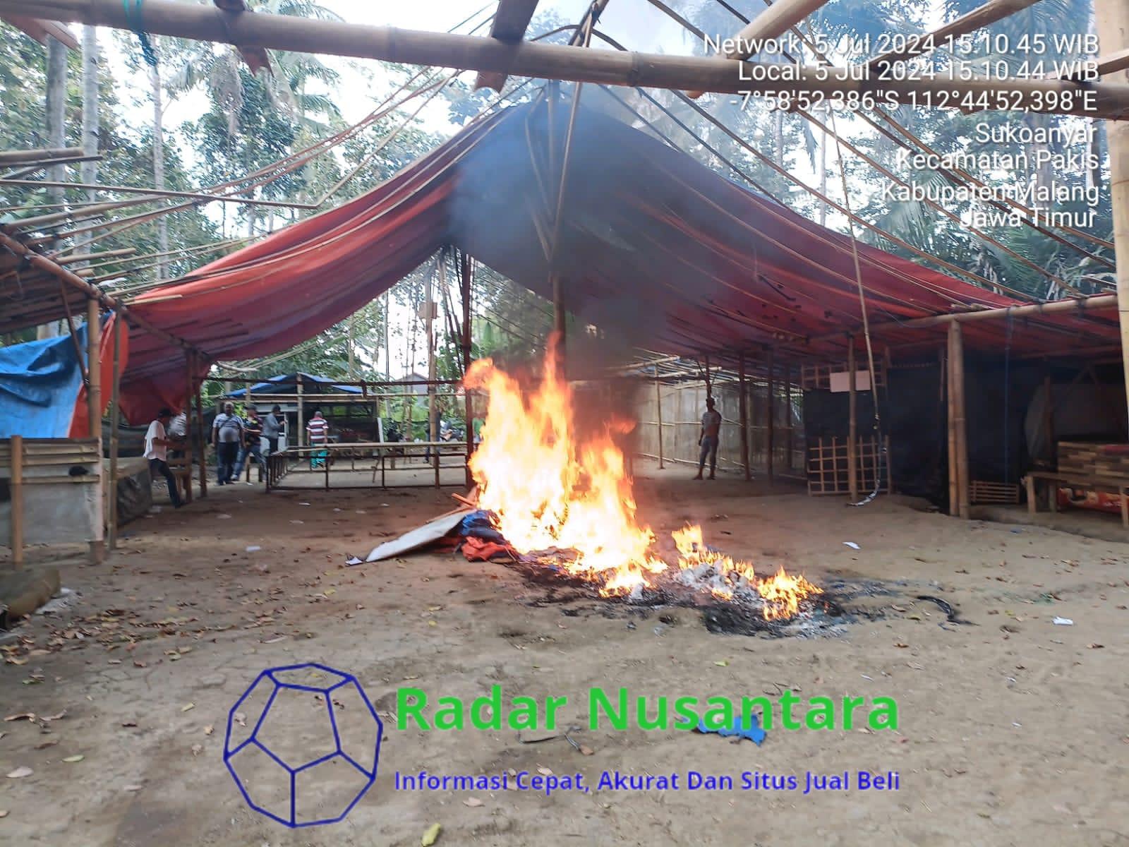 Tegas Perangi Perjudian, Polisi Bakar Dua Lokasi Sabung Ayam di Malang