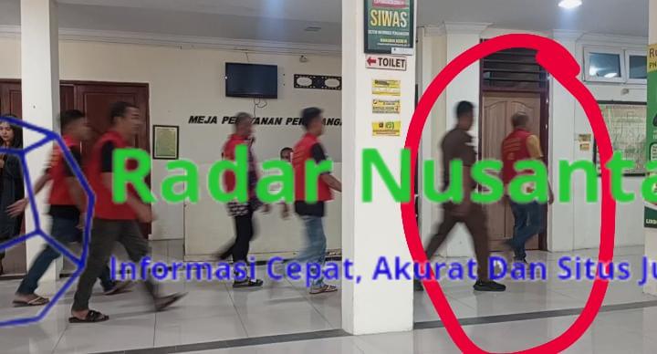 foto kelima terdakwa memasuki ruangan sidang tanpa diborgol.(Istimewa)