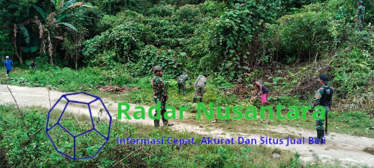 Minggu Bersih, Satgas Yonif 762/VYS Ajak Masyarakat Gotong-Royong Bersihkan Kampung