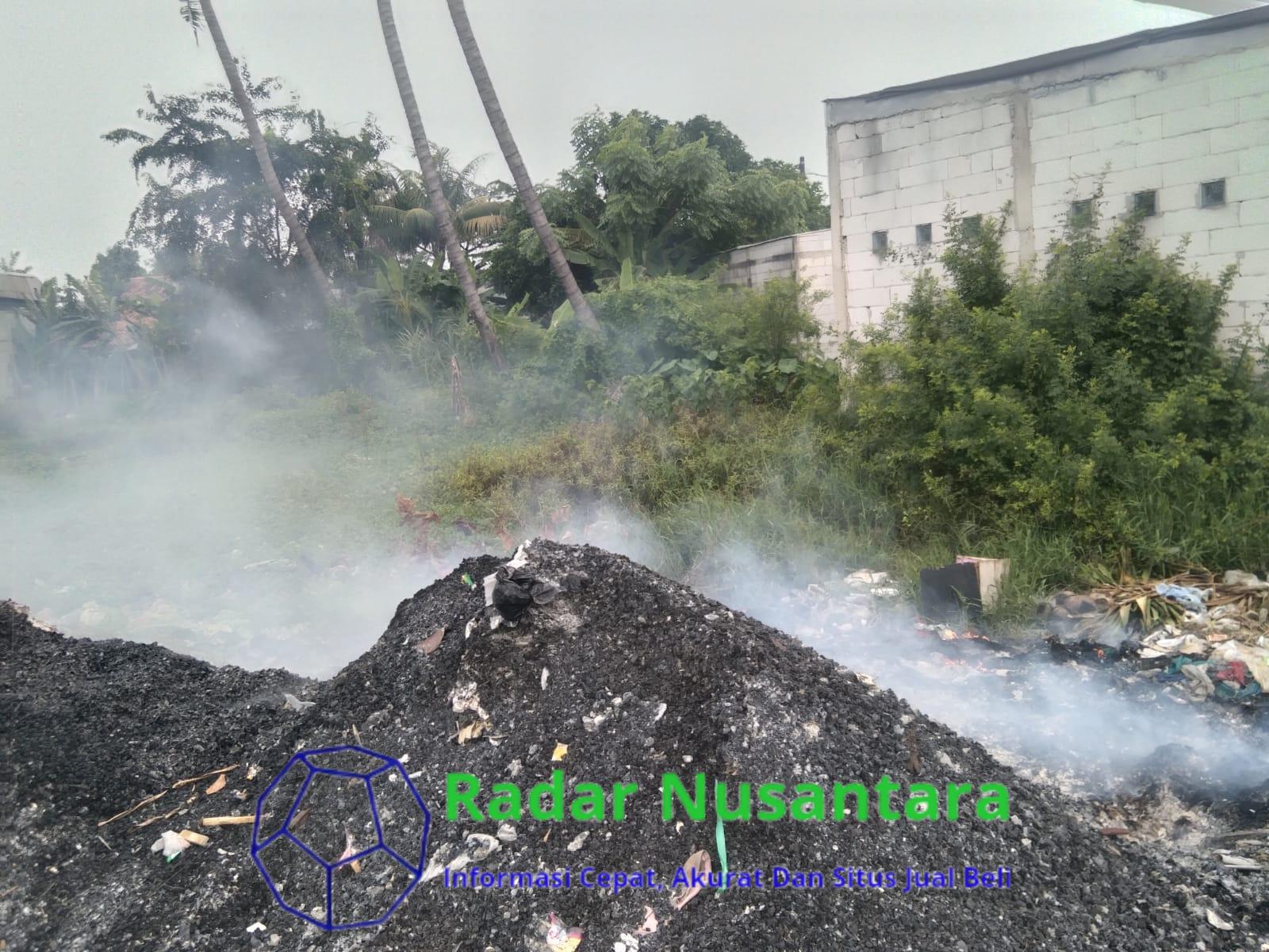 Warga Desa Mekarjaya Keluhkan Mata Perih dan Nafas Sesak Akibat Sampah Berasap Diduga Limbah PT Araputra Fortuna Perkasa