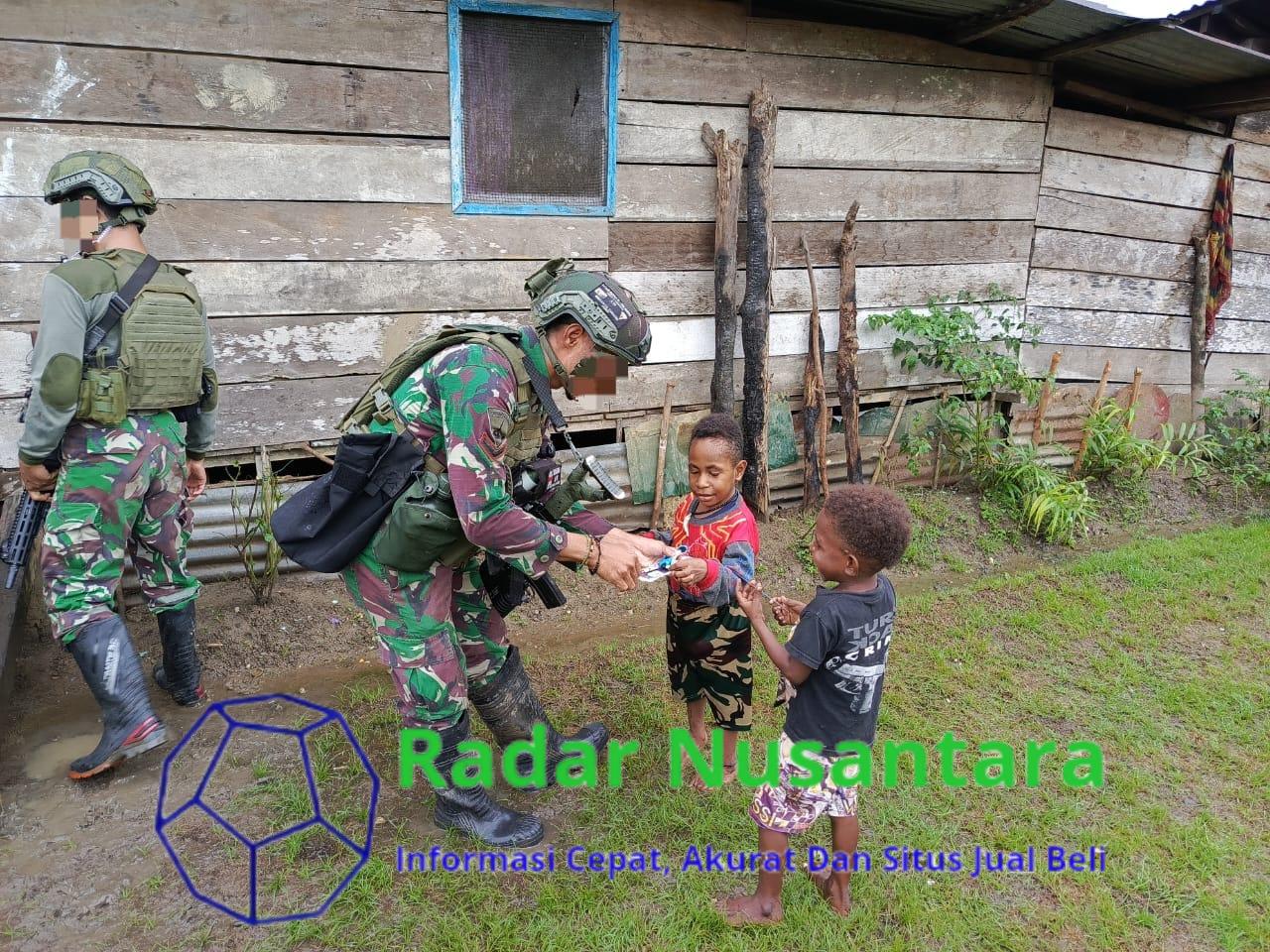 Bagi Susu Kepada Warga Kuari, Satgas Marinir Disambut Gembira