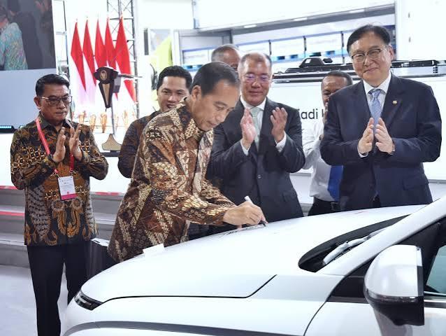Presiden Joko Widodo Meresmikan Ekosistem Baterai dan Kendaraan Listrik Korea Selatan di Indonesia