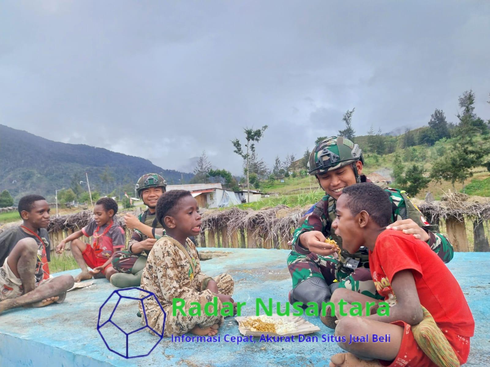 Buaya Putih Berbagi di Minggu Kasih, Pos Gome Satgas Yonif 323 Bagikan Makanan untuk Masyarakat