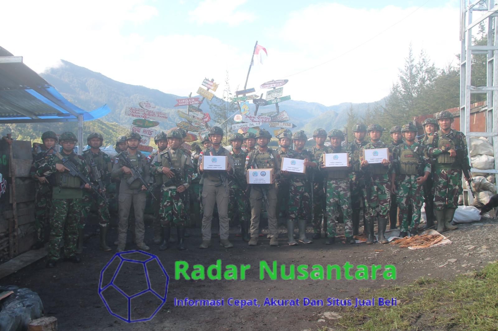 Satgas Yonif 323 Buaya Putih Bagikan Bendera merah putih Dan Sembako Untuk Masyarakat