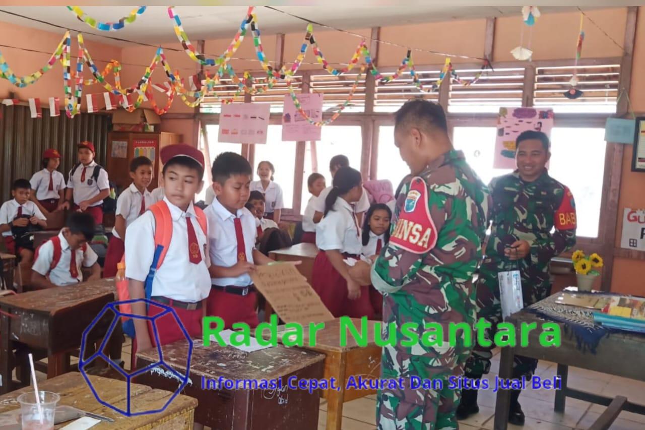 Babinsa Tergabung Satgas TMMD Ke 121 Kodim 1210/Landak Komsos Kenalkan Simbol Lambang Negara Republik Indonesia