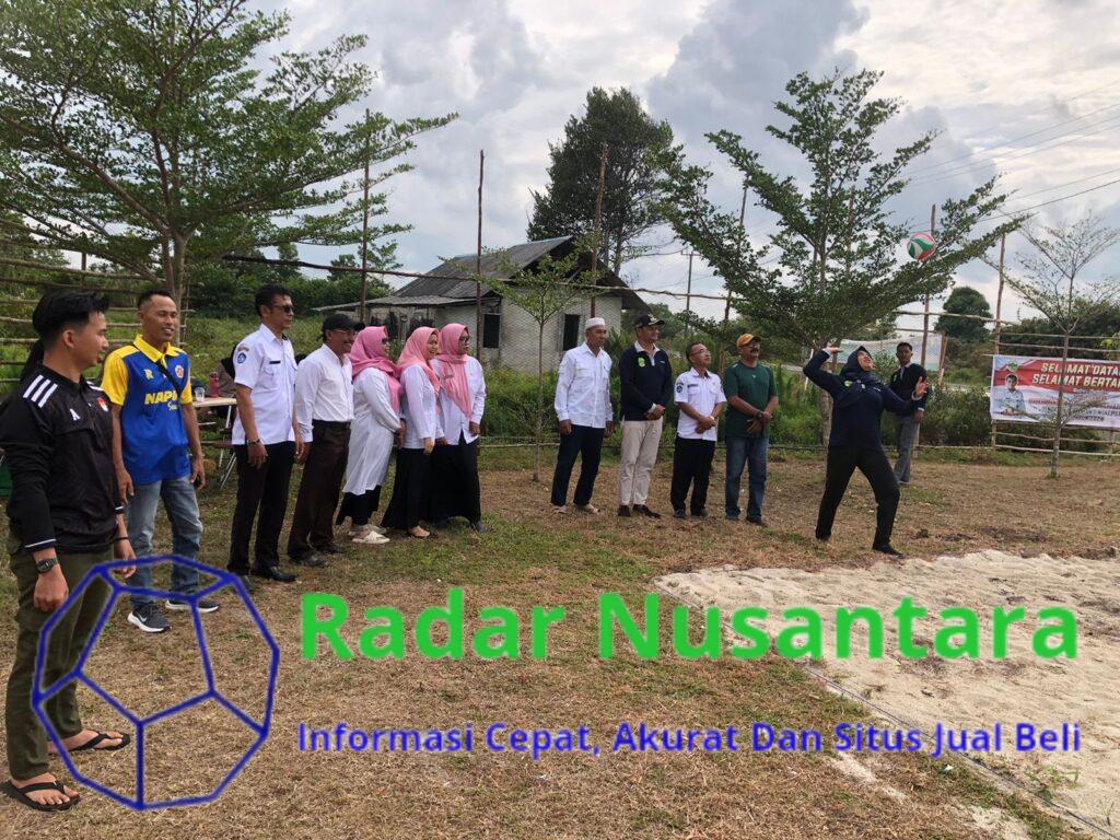 Ketua PKK Kecamatan Singkep Selatan Buka Turnamen Voli Pantai.