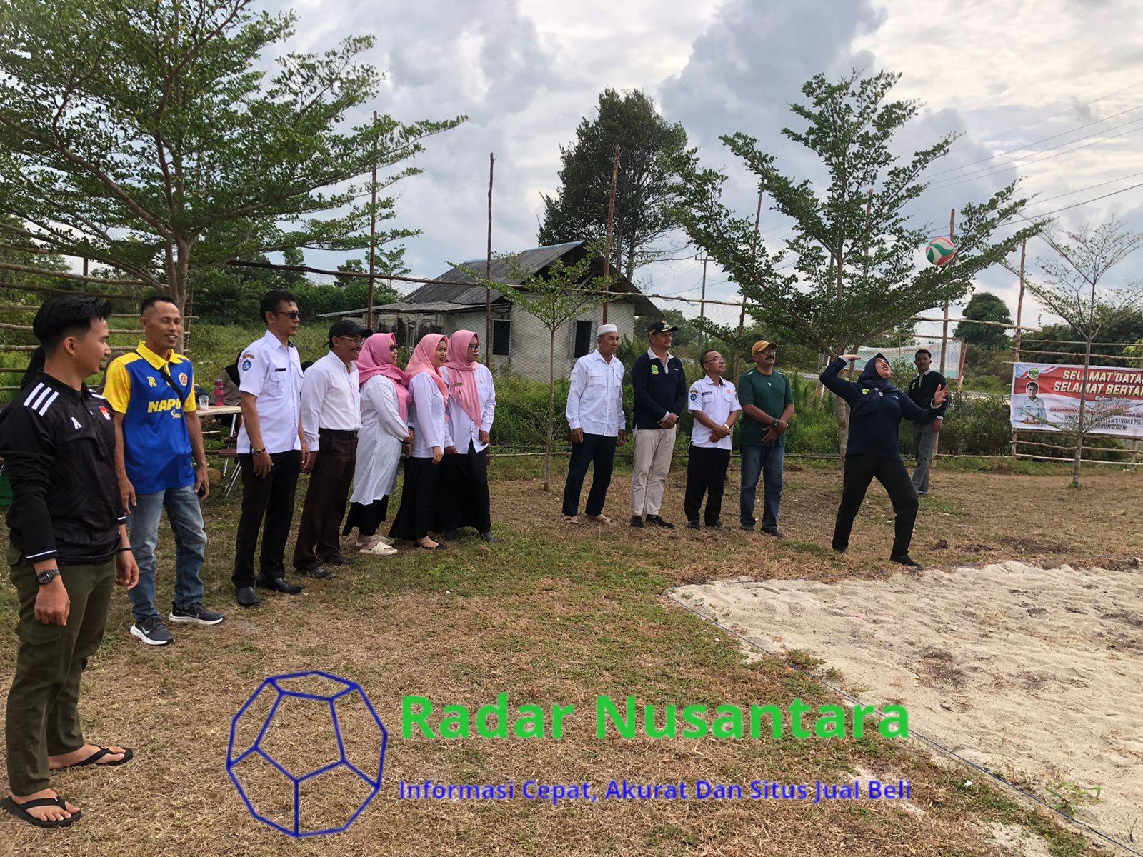 Ketua PKK Kecamatan Singkep Selatan Buka Turnamen Voli Pantai.