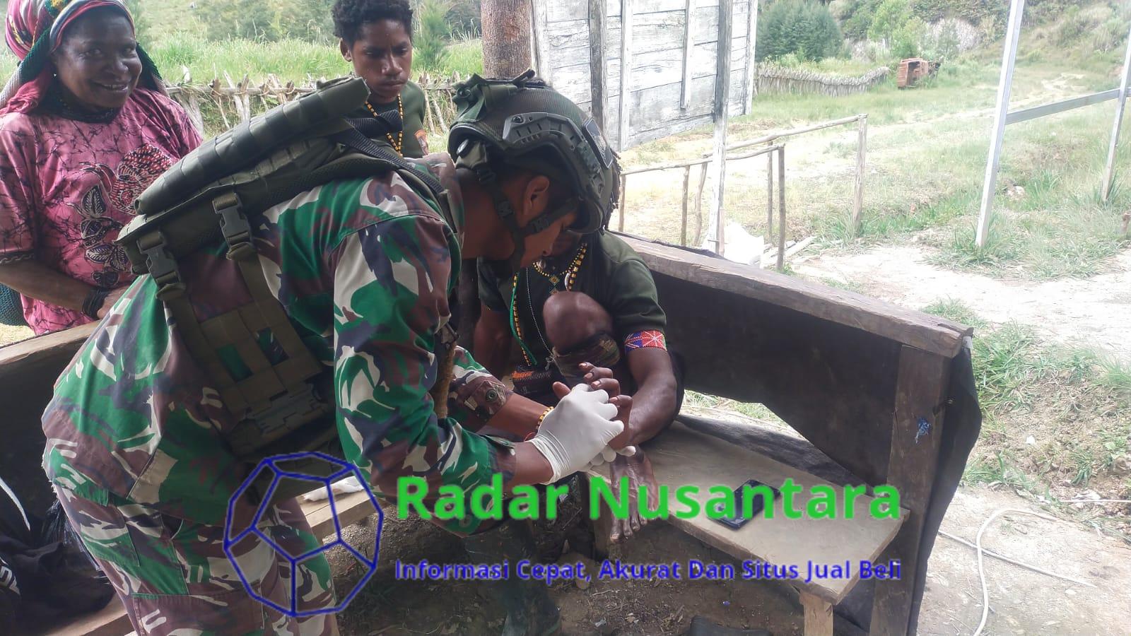 Satgas Yonif 323 Buaya Putih Obati Warga yang Terluka Robek di Tangan