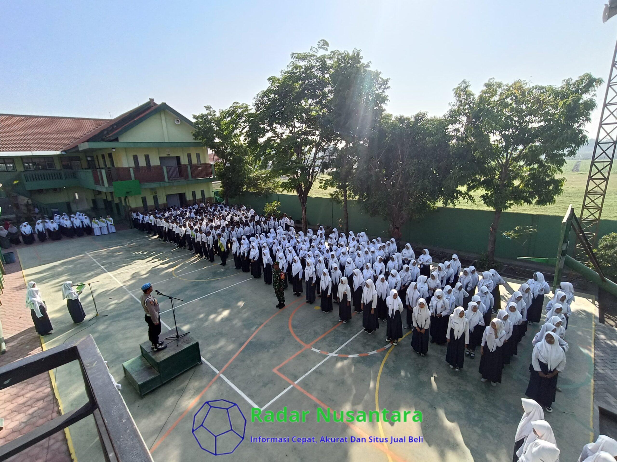 Bhabinkamtibmas dan Babinsa Rejeni Bina Disiplin Pelajar SMPI Krembung