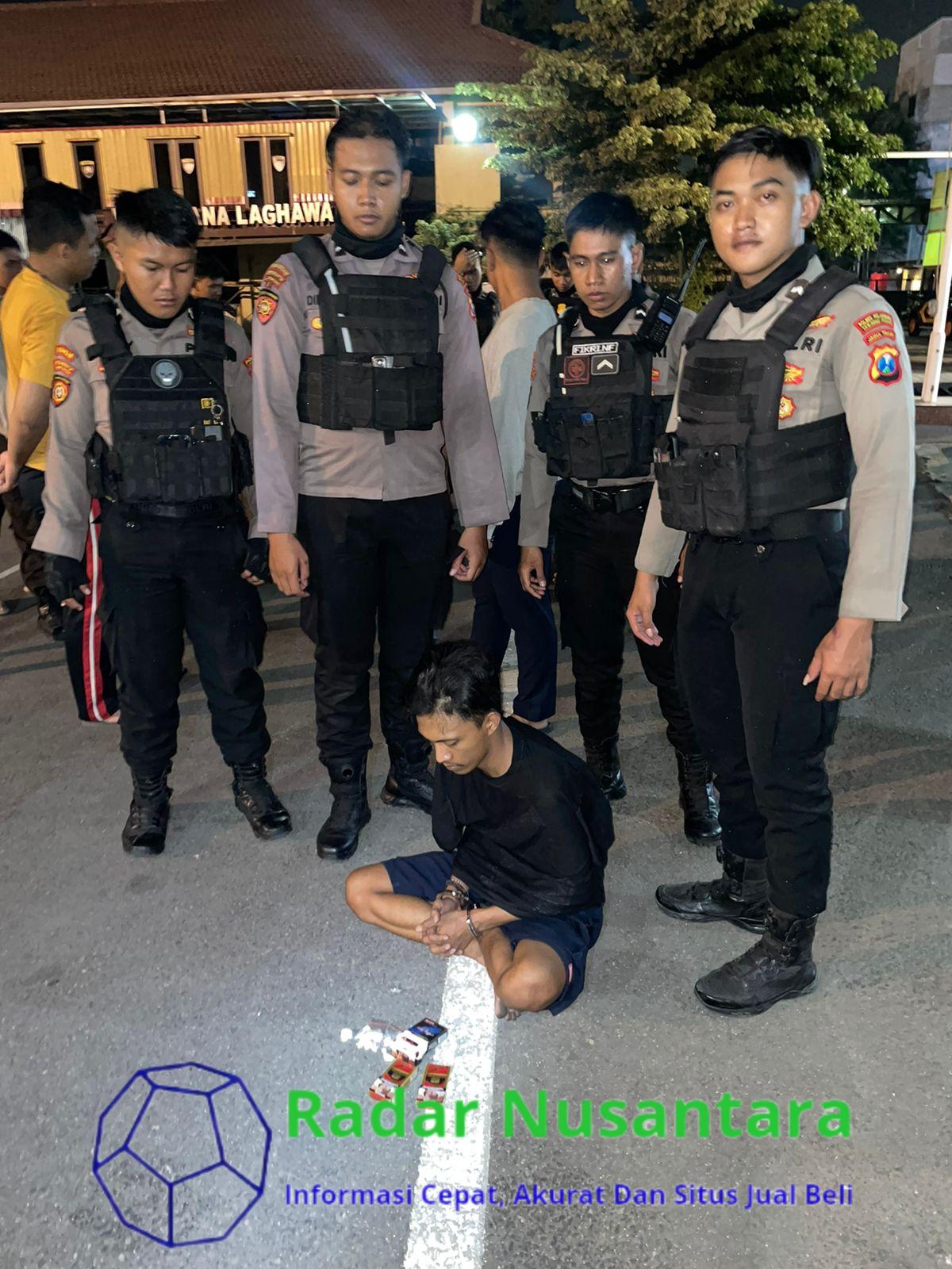 Tim Raimas Sat Samapta Polres Pelabuhan Tanjung Perak Amankan Dua Pengedar Pil saat Patroli