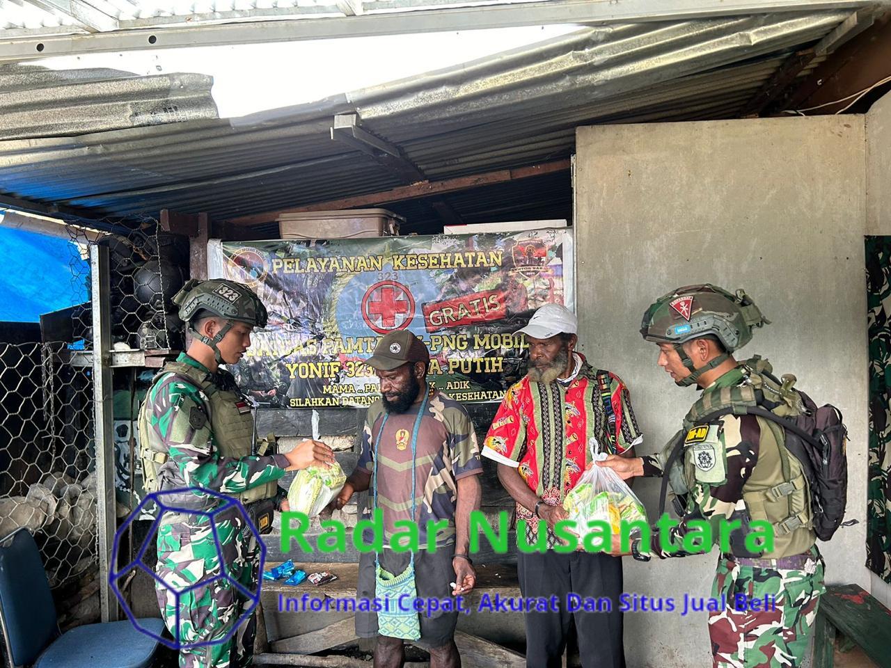 Berbagi Kebahagian Kepada Sesama, Satgas Yonif 323 Bagikan Sembako Untuk Masyarakat