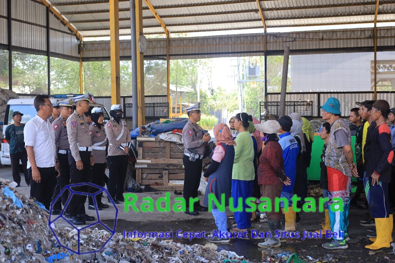 Satlantas Polres Gresik Gelar Bakti Sosial Rayakan HUT ke-69 mulai donor darah hingga bagikan air bersih