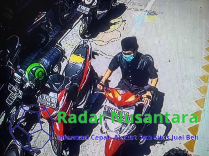 Terekam CCTV Maling Berbaju Koko Hitam Curi Motor Jama'ah Sholat Jumat