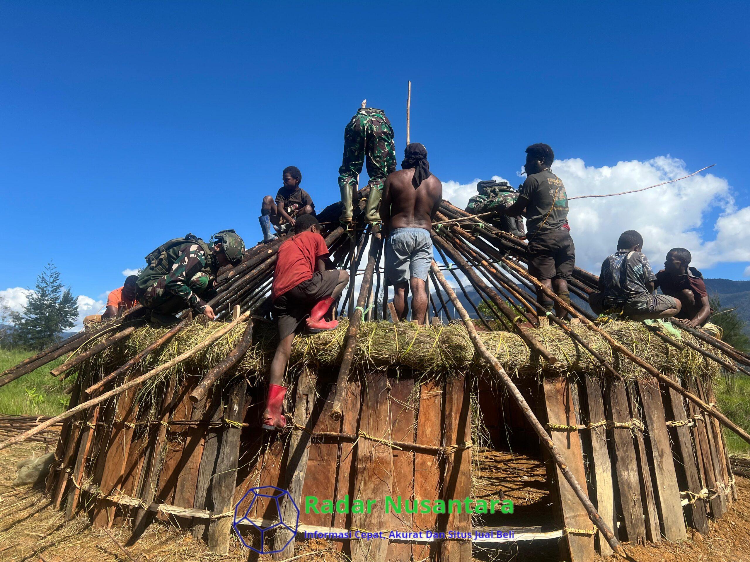 Lestarikan Rumah Tradisional, Satgas Yonif 323 Gotong Royong Bangun Honai