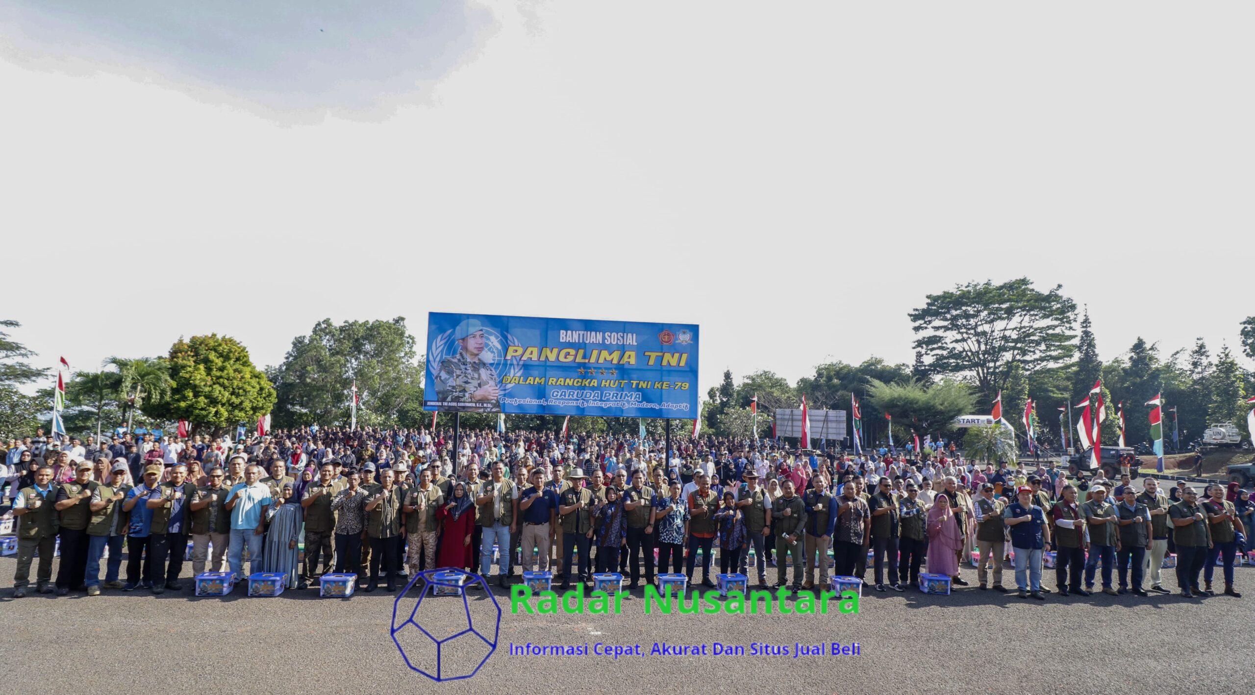 Komandan PMPP TNI Dampingi Panglima TNI Bagikan Paket Sembako Kepada Masyarakat di Markas Pasukan Perdamaian Dunia