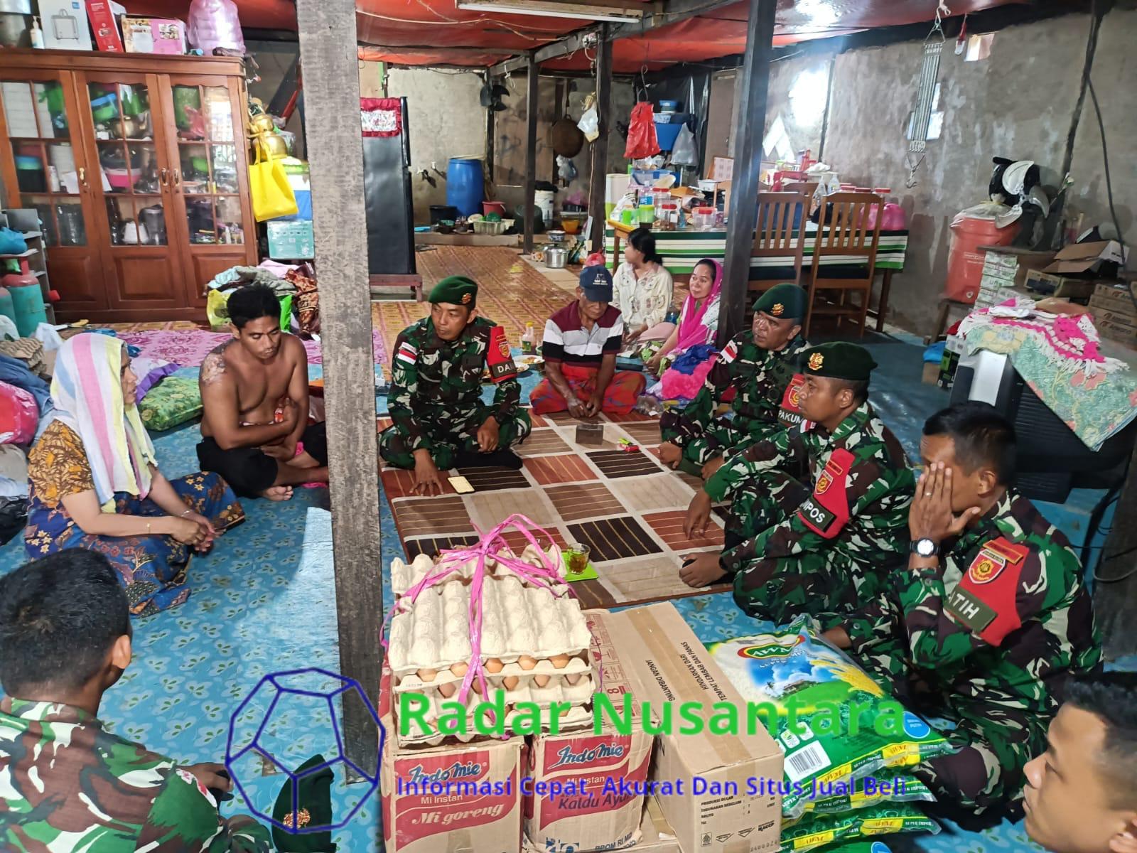 Beri Bantuan Sembako, Wujud Kepedulian Satgas Pamtas Yonarmed 11 Kostrad Terhadap Korban Kebakaran