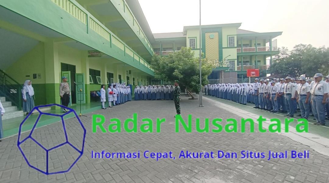 Bhabinkamtibmas dan Babinsa Rejeni Pembina Upacara di SMKI Krembung