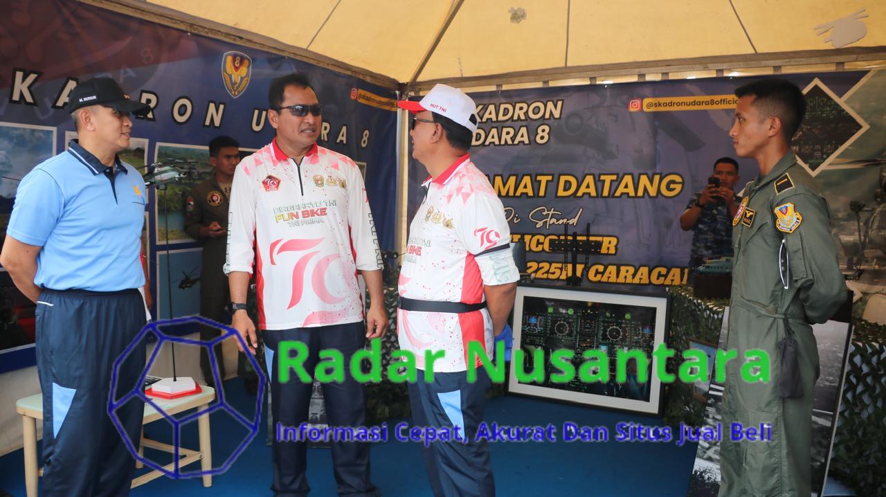 Pangkoops Udara I Dampingi Kasau Meninjau Stand Pameran TNI AU Fair