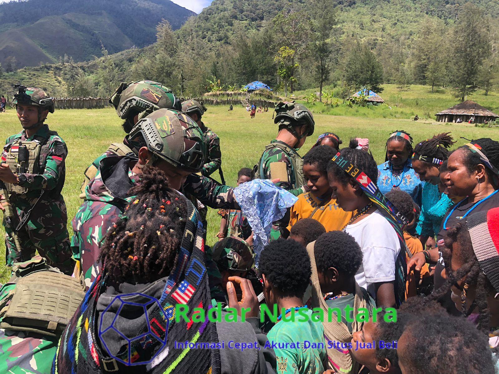 Minggu Berkah Satgas Yonif 323, Membagikan Pakaian Untuk Anak-Anak Pedalaman Papua Tengah