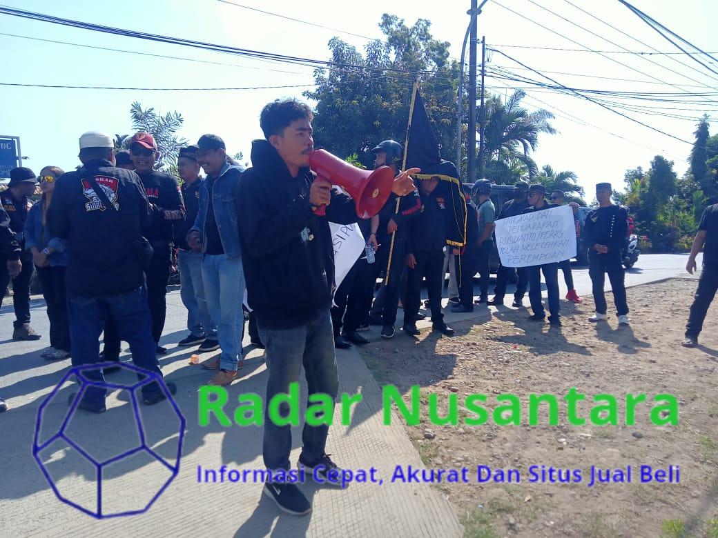 Puluhan massa dari Ormas Laskar Sinrijala Indonesia menggelar aksi demonstrasi di depan Polsek Tamalate