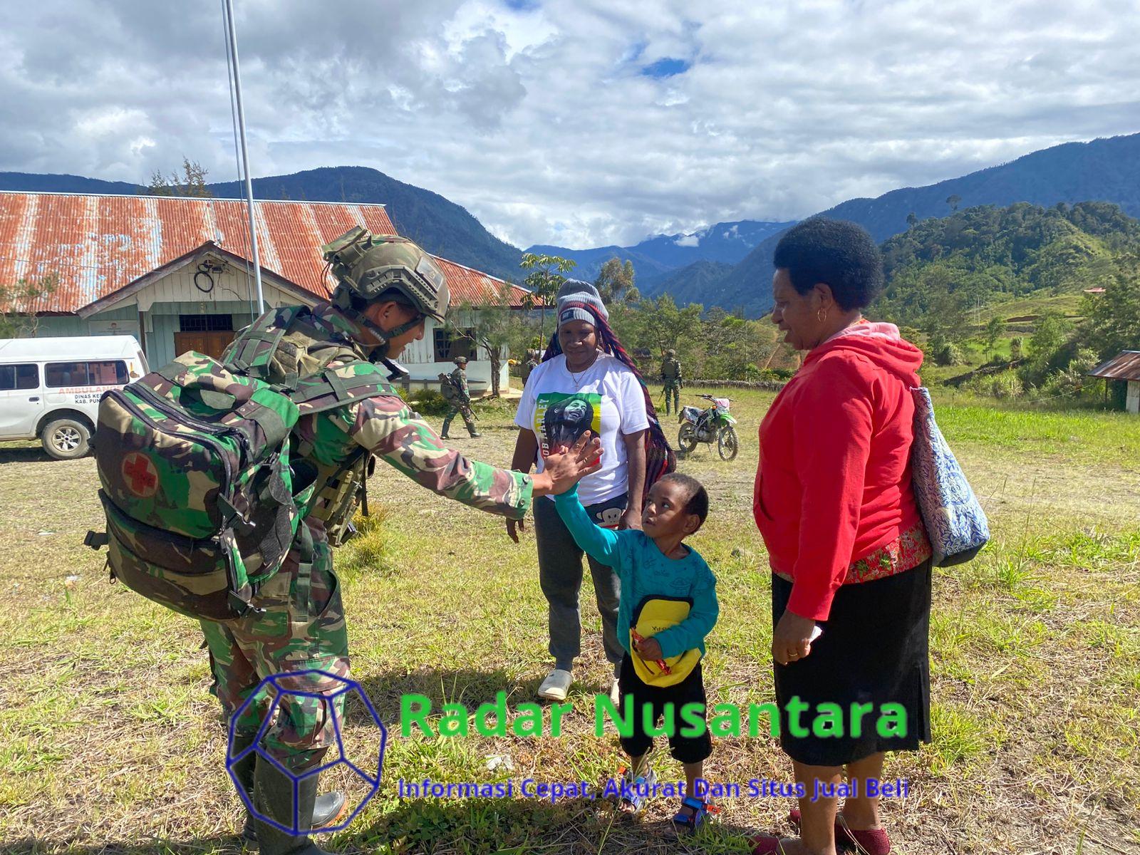 TNI Manunggal dengan Rakyat, Satgas Yonif 323 Keliling Kampung Mengatasi Kesulitan Masyarakat