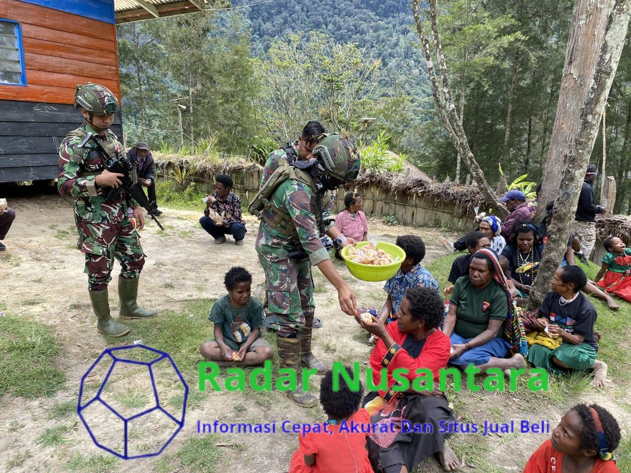 Usai Ibadah Minggu, Satgas Yonif 323 Berbagi Nasi Bungkus dan Makan Bersama Jemaat Gereja Santa Sisilia