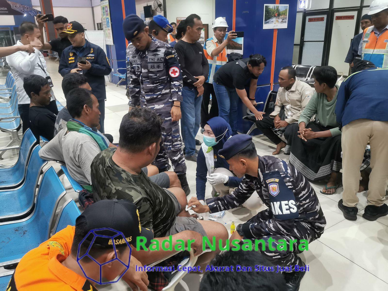 TNI AL Dan Tim Sar Gabungan Berhasil Evakuasi Belasan ABK KM. Sabar Subur Yang Tenggelam di Perairan Karimun Jawa