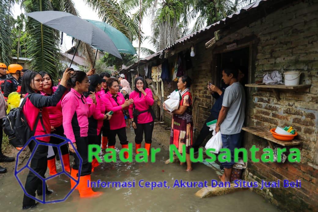 Bhayangkari Sumut Bantu Masyarakat Terdampak Banjir di Tebing Tinggi