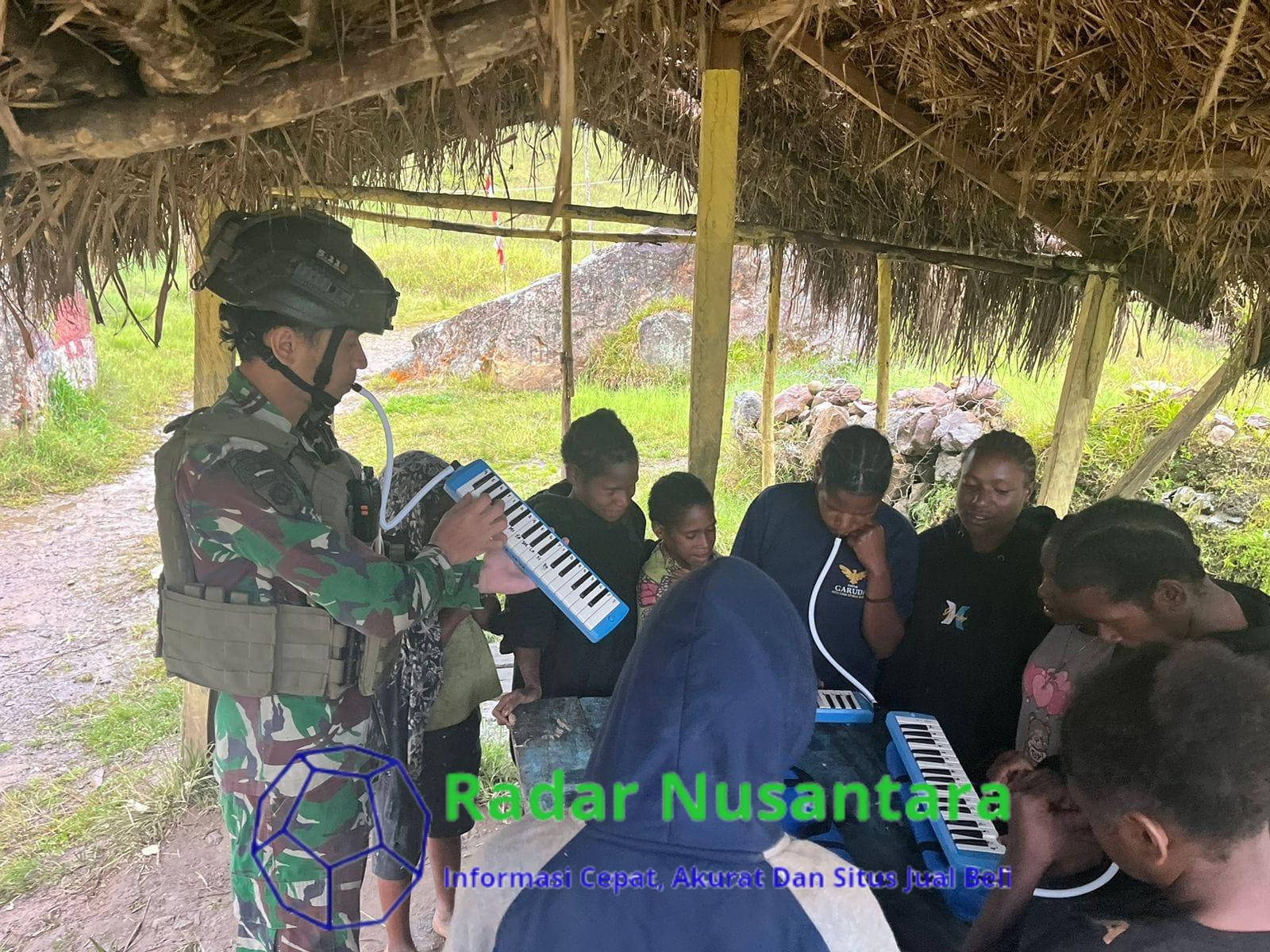 Warga Arugia Semangat Latihan Musik Bersama Satgas Habema