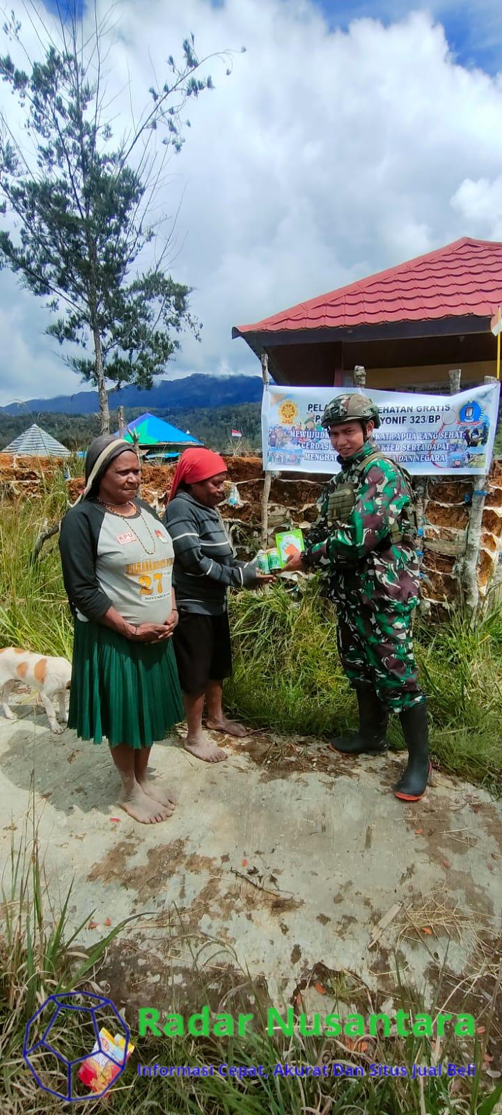 Tingkatkan Produktivitas Lahan Kosong, Satgas Yonif 323 TK Eromaga Berikan Bibit Sayuran