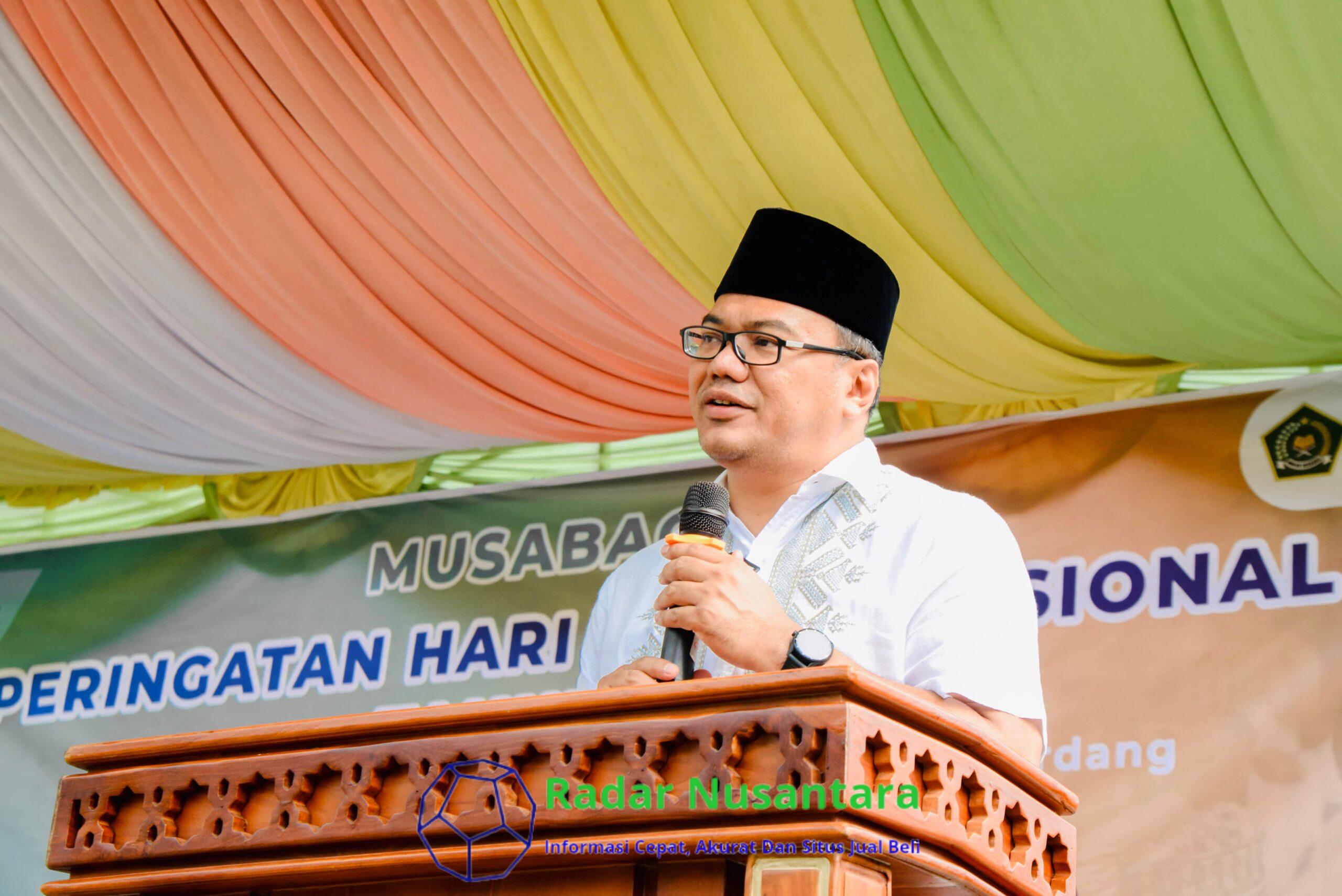 Ajak Santri Bangun Kemandirian, Dr. Asri Ludin Tambunan Serahkan Bibit Cabai di Peringatan HSN