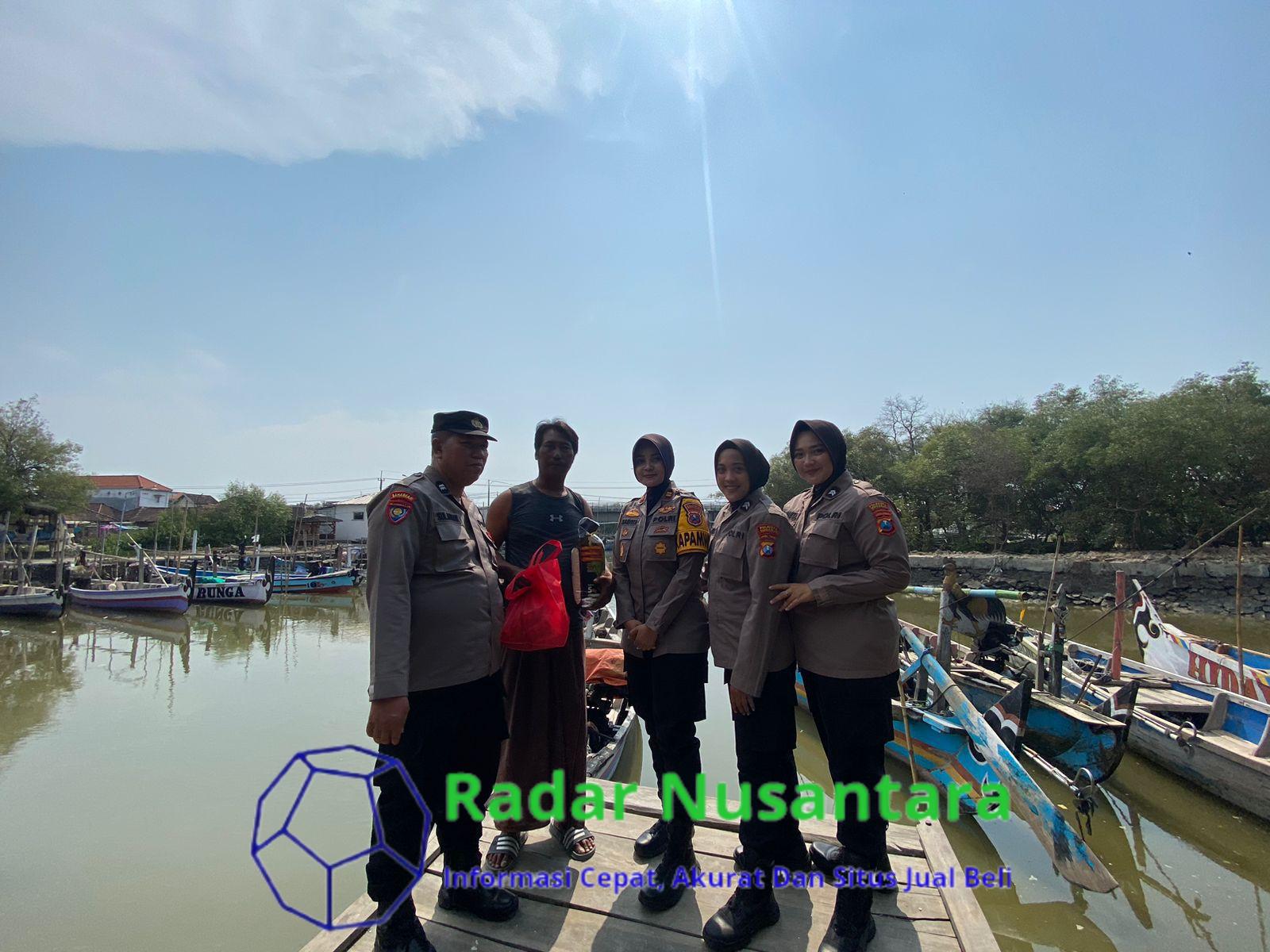 Pelaksanaan Jumat Berkah, Kapolsek Sedati Bagikan Sembako dan Berikan Himbauan Kamtibmas Jelang Pilkada