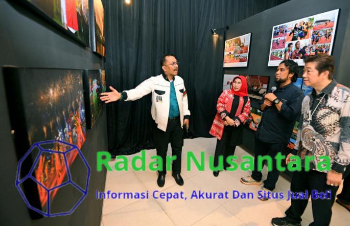 Foto: Assisten Administrasi Umum Pemprov Sumut, Lies Handayani yang dalam hal ini mewakili Pj. Gubernur Sumut, Agus Fatoni bersama Kepala Dinas Komunikasi dan Informatika Provinsi Sumut, Ilyas Sitorus dan Direktur Delipark Mall Medan, Ronald Lim membuka Pameran Foto "Saujana, Arena & Drama" PON XXI Aceh-Sumut yang diselenggarakan di Rivapark Delipark Mall, Jalan Putri Hijau, Medan, Jum'at (18/10).
