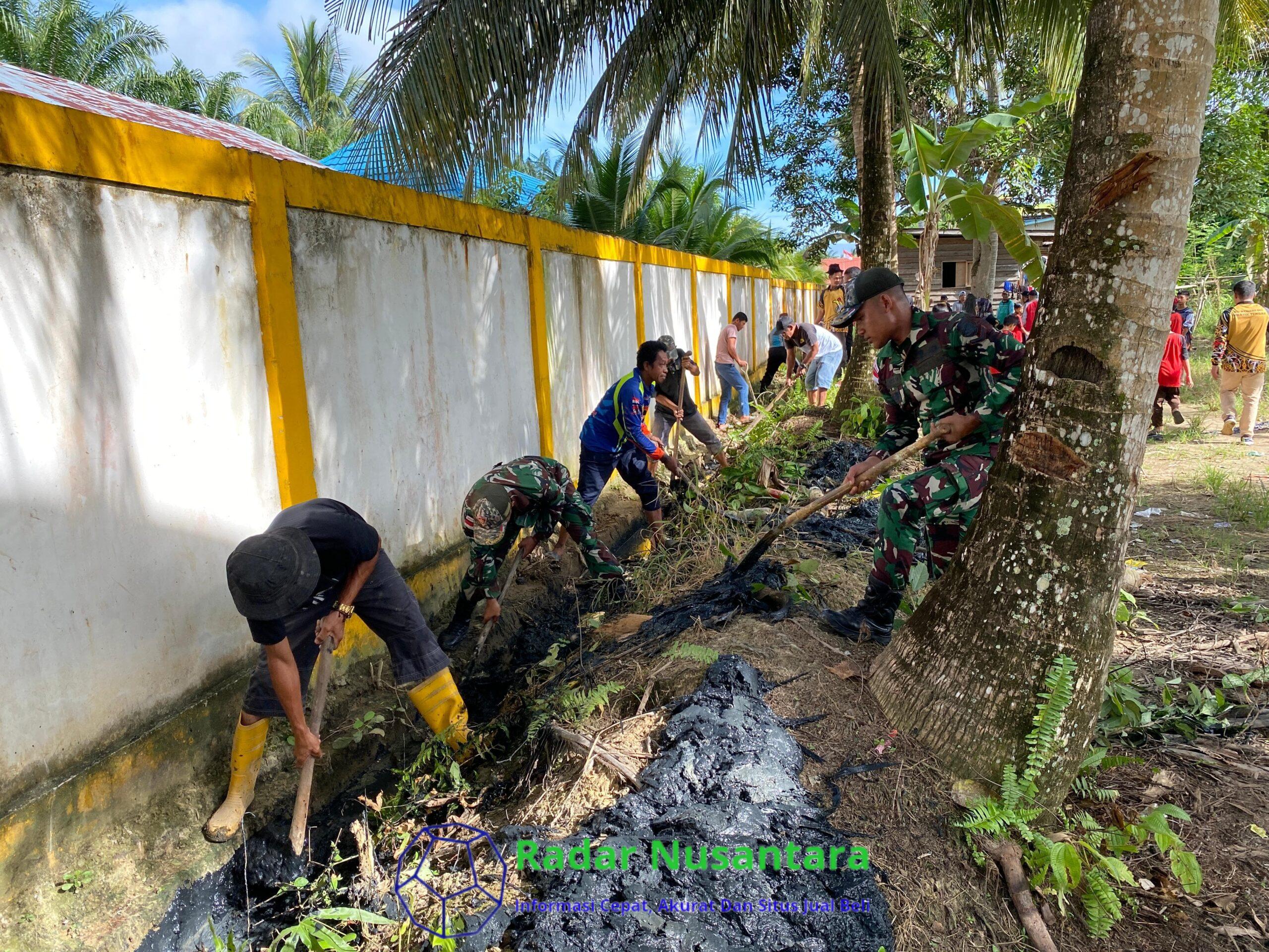 Satgas Pamtas Yonarmed 11 Kostrad Gelar Karya Bakti Pembersihan Jalan di Desa Aji Kuning