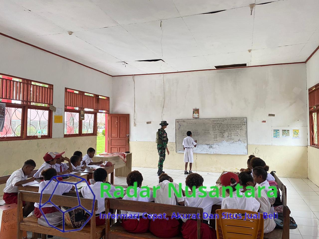 Bantu Tingkatkan Kecerdasan Anak Bangsa, Personel Satgas Yonif 131/BRS Mengajar di SD Mosso