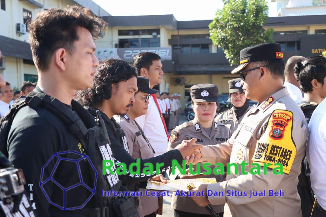 Kapolrestabes Medan Berikan Penghargaan Personel Berprestasi, TNI dan Masyarakat