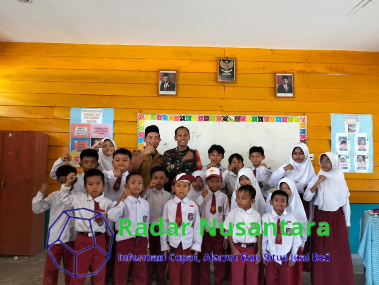 Babinsa marok kecil Serda Junaidi Melaksanakan mengajar Tentang Wawasan Kebangsaan kepada Siswa-Siswi SDN 04, desa Marok kecil