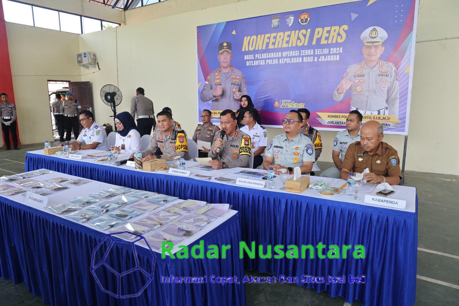 Ditlantas Polda Kepri Gelar Konferensi Pers Berhasil Amankan 28 Unit Angkutan Barang Overload Overdomination dalam Operasi Zebra Seligi 2024
