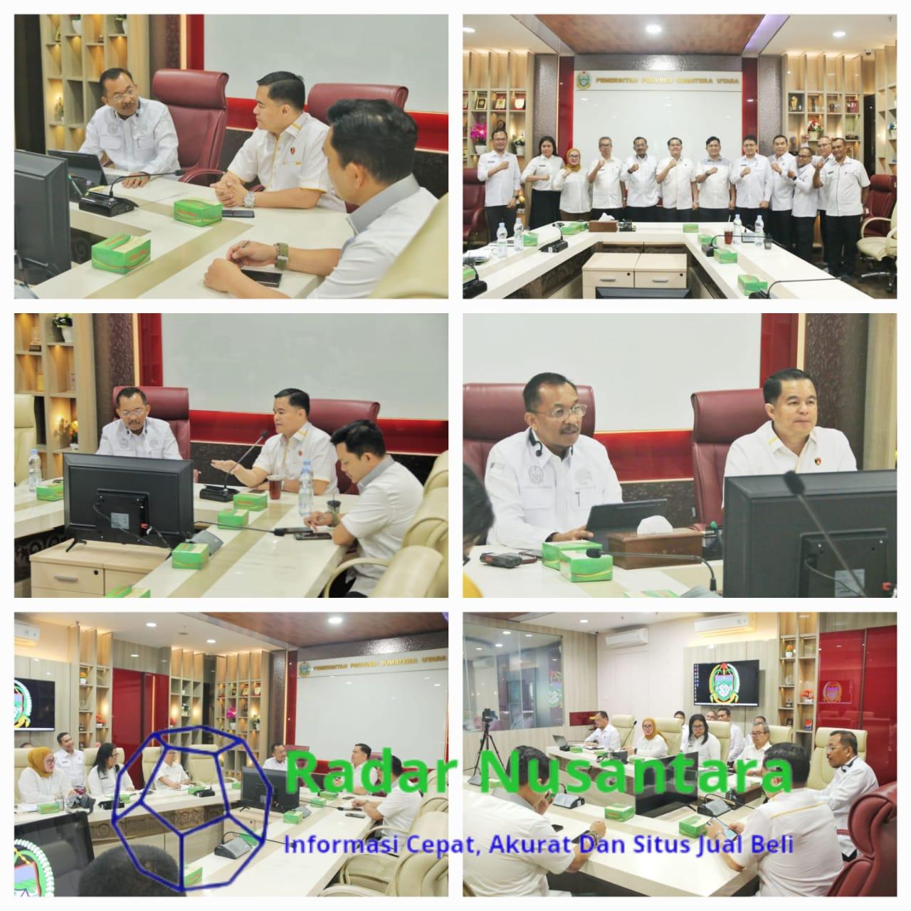 FOTO : Kepala Dinas Komunikasi dan Informatika Provinsi Sumatera Utara (Sumut) Ilyas Sitorus menerima kunjungan Direktorat Reserse Siber Kepolisian Daerah Sumatera Utara (Poldasu) AKBP Doni Satria Sembiring di Ruangan Command Center Sumut Smart Province lantai 6 Kantor Gubernur Sumut Jalan Diponegoro Nomor 30 Medan, Rabu (23/10/2024). Pertemuan untuk menjalin kerja sama antara pemerintah daerah dan kepolisian daerah dalam melakukan pengawasan, pencegahan dan pengamanan dalam hal kejahatan siber.